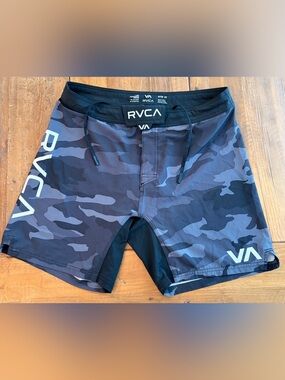 RVCA Men's Gray & Black Camo Swim Hybrids